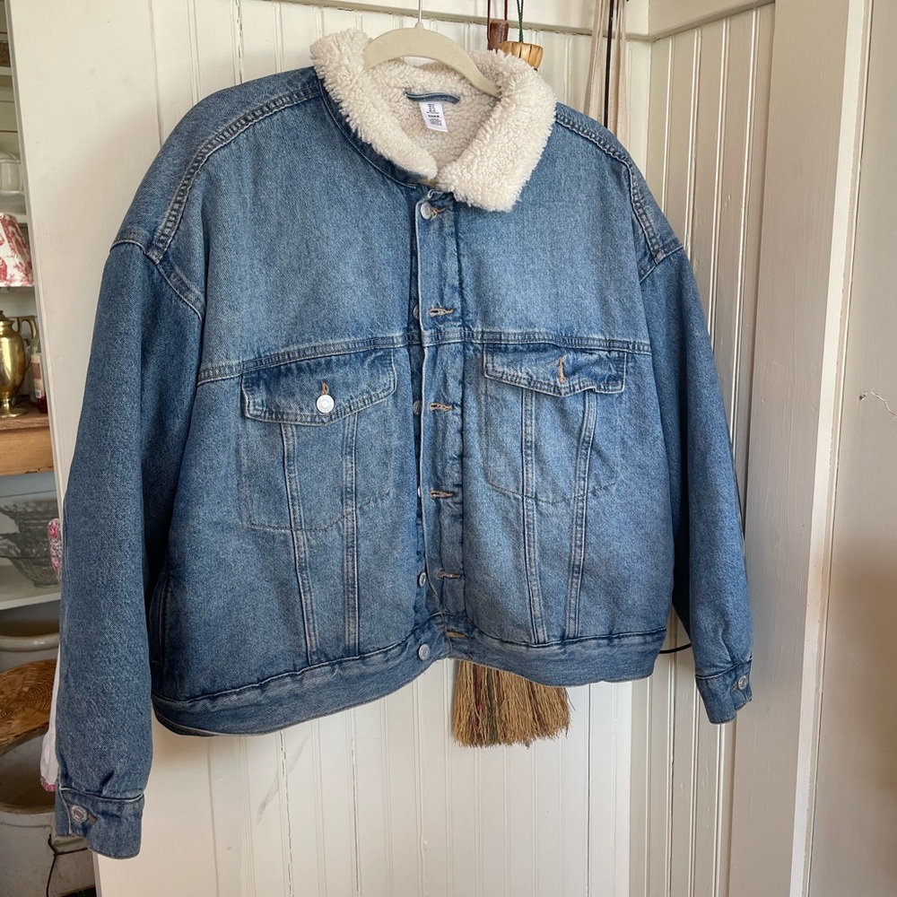 Oversized cropped Denim Jacket with Sherpa Collar
